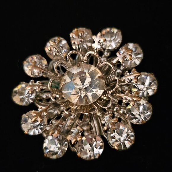 GORGEOUS VINTAGE 13 STONE RHINESTONE FLORAL BROOCH with FILIGREE EMBELLISHMENTS - Picture 3 of 11